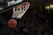 Kaiyun体育网页版-NBA季后赛湖人勇士激战，詹姆斯超神表现